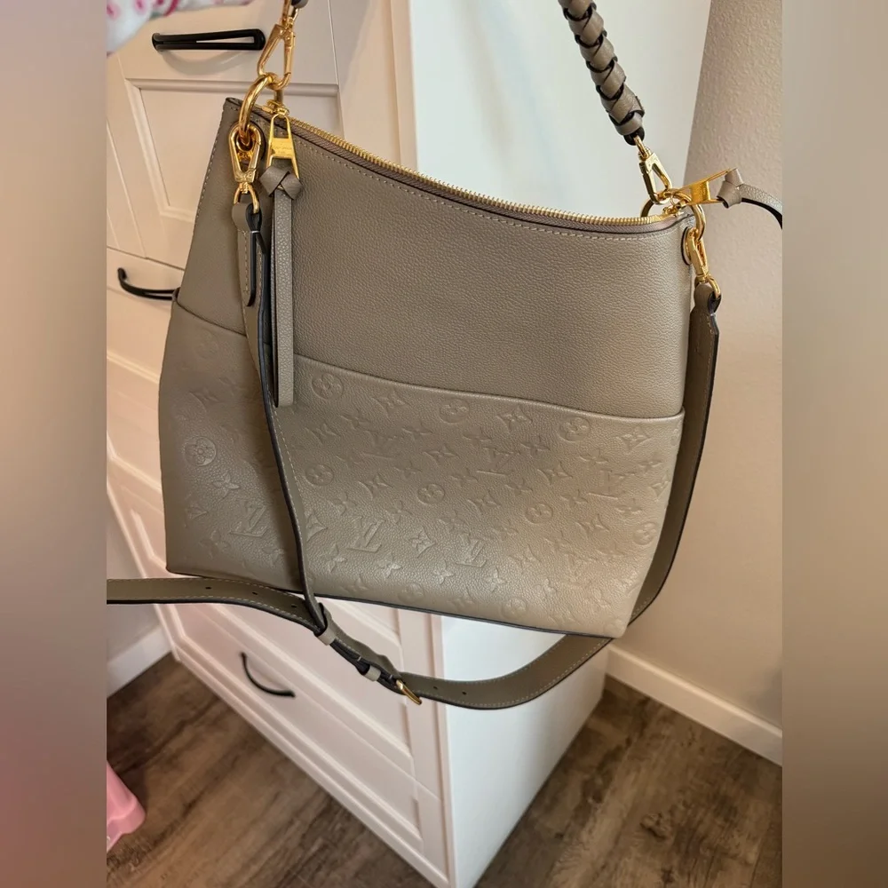 Faux LV purse - Picture 2 of 6